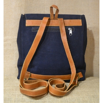 Mały plecak ze skóry zamszowej kolor granatowego z kwiatowym haftem